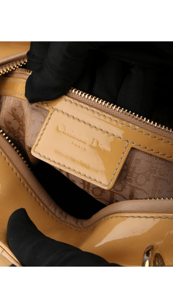 Christian Dior Lady Dior Medium i Beige patent skinn
