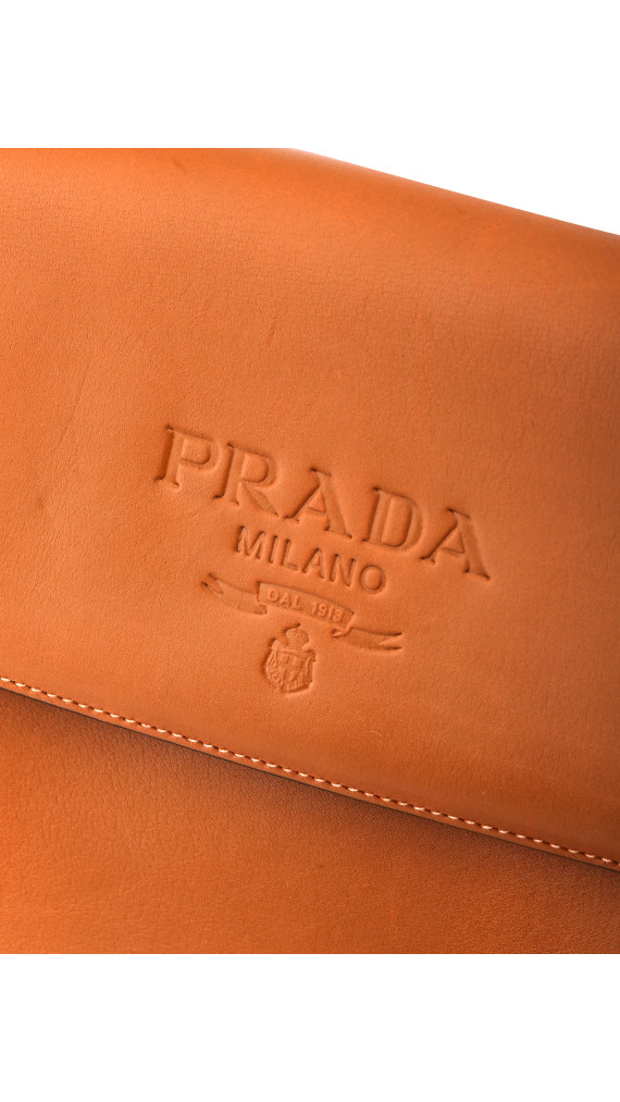 Prada Soft Calf Flap Shoulder Bag i karamellbrunt skinn