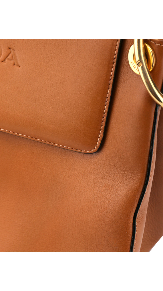 Prada Soft Calf Flap Shoulder Bag i karamellbrunt skinn