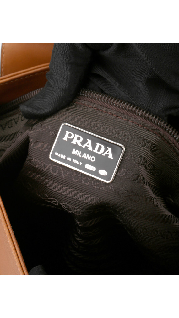 Prada Soft Calf Flap Shoulder Bag i karamellbrunt skinn