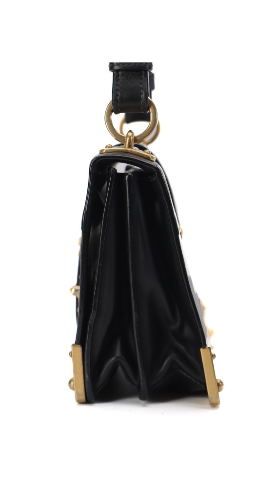 Prada Cahier Shoulder Bag i svart kalveskinn med antikk gullfarget hardware