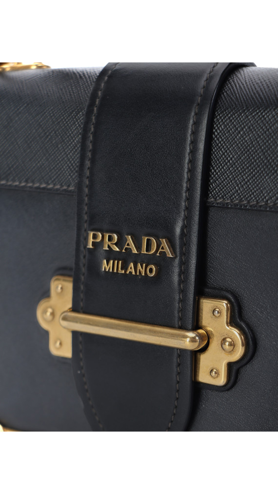Prada Cahier Shoulder Bag i svart kalveskinn med antikk gullfarget hardware