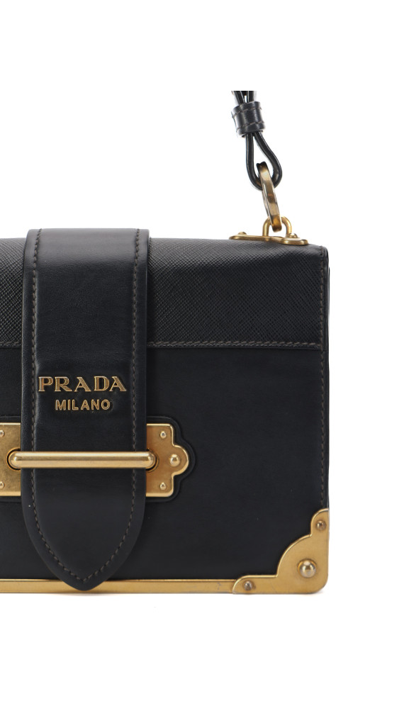 Prada Cahier Shoulder Bag i svart kalveskinn med antikk gullfarget hardware