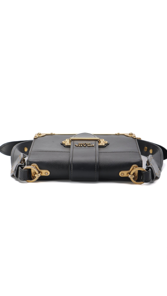 Prada Cahier Shoulder Bag i svart kalveskinn med antikk gullfarget hardware