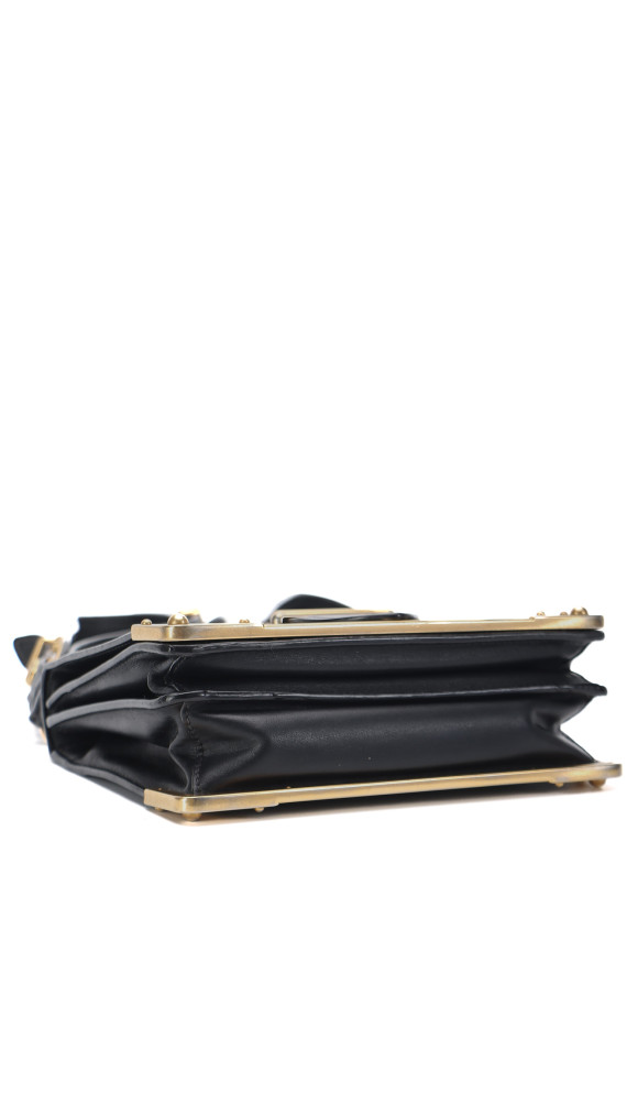 Prada Cahier Shoulder Bag i svart kalveskinn med antikk gullfarget hardware
