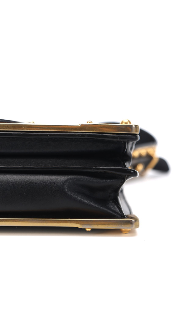 Prada Cahier Shoulder Bag i svart kalveskinn med antikk gullfarget hardware