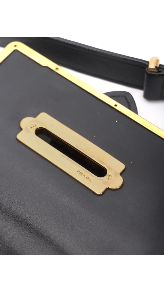 Prada Cahier Shoulder Bag i svart kalveskinn med antikk gullfarget hardware