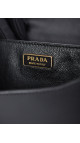 Prada Cahier Shoulder Bag i svart kalveskinn med antikk gullfarget hardware