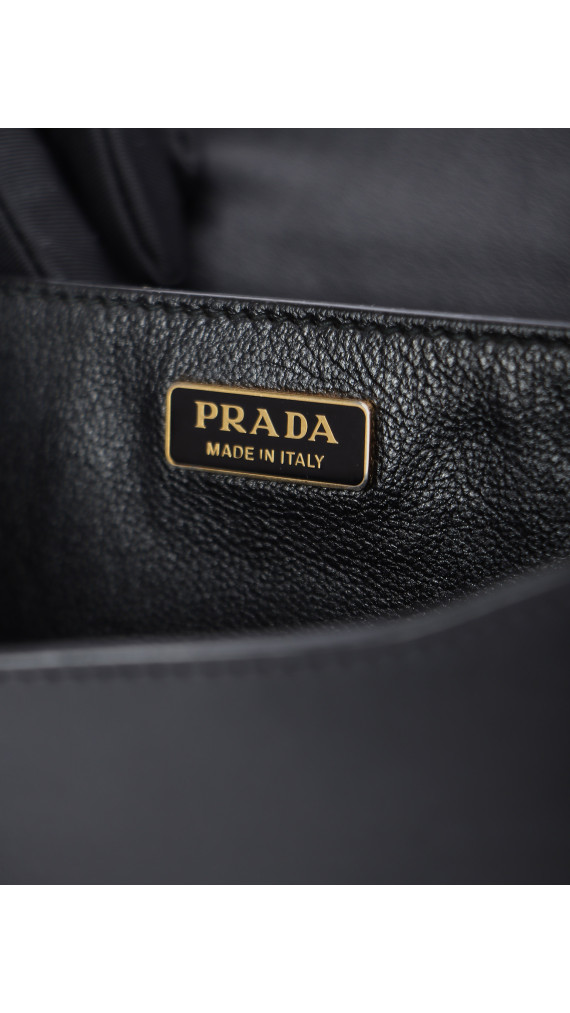 Prada Cahier Shoulder Bag i svart kalveskinn med antikk gullfarget hardware