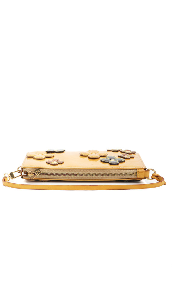 Louis Vuitton Pochette Fleurs i gul Vernis-skinn