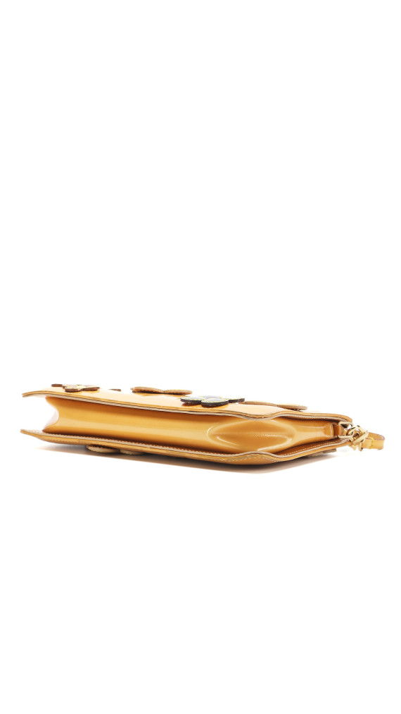 Louis Vuitton Pochette Fleurs i gul Vernis-skinn