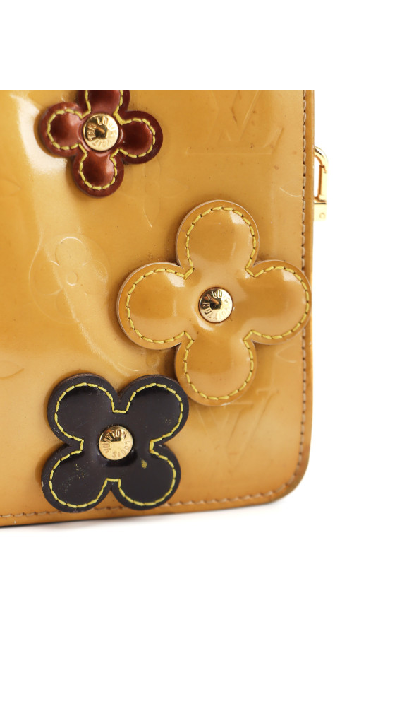 Louis Vuitton Pochette Fleurs i gul Vernis-skinn